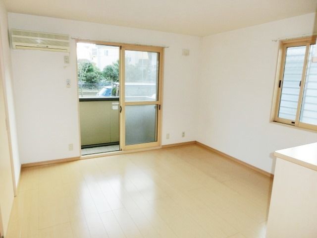 居室・リビング　二面採光で明るいリビングです