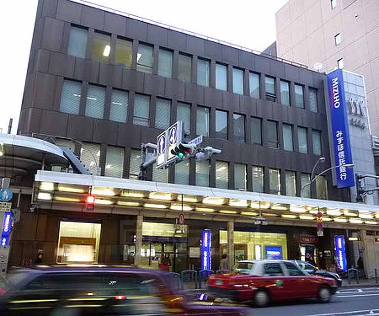 銀行　みずほ銀行京都支店（銀行）まで216m