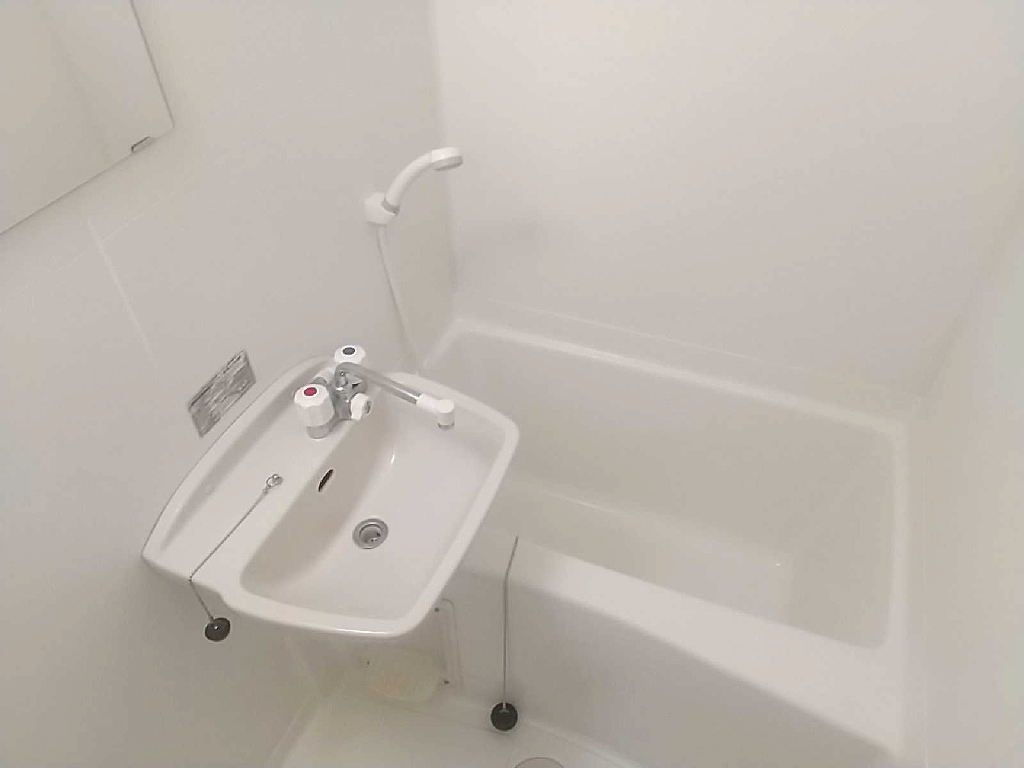 バス・シャワールーム　※設備・仕様は現況と異なる場合があります。