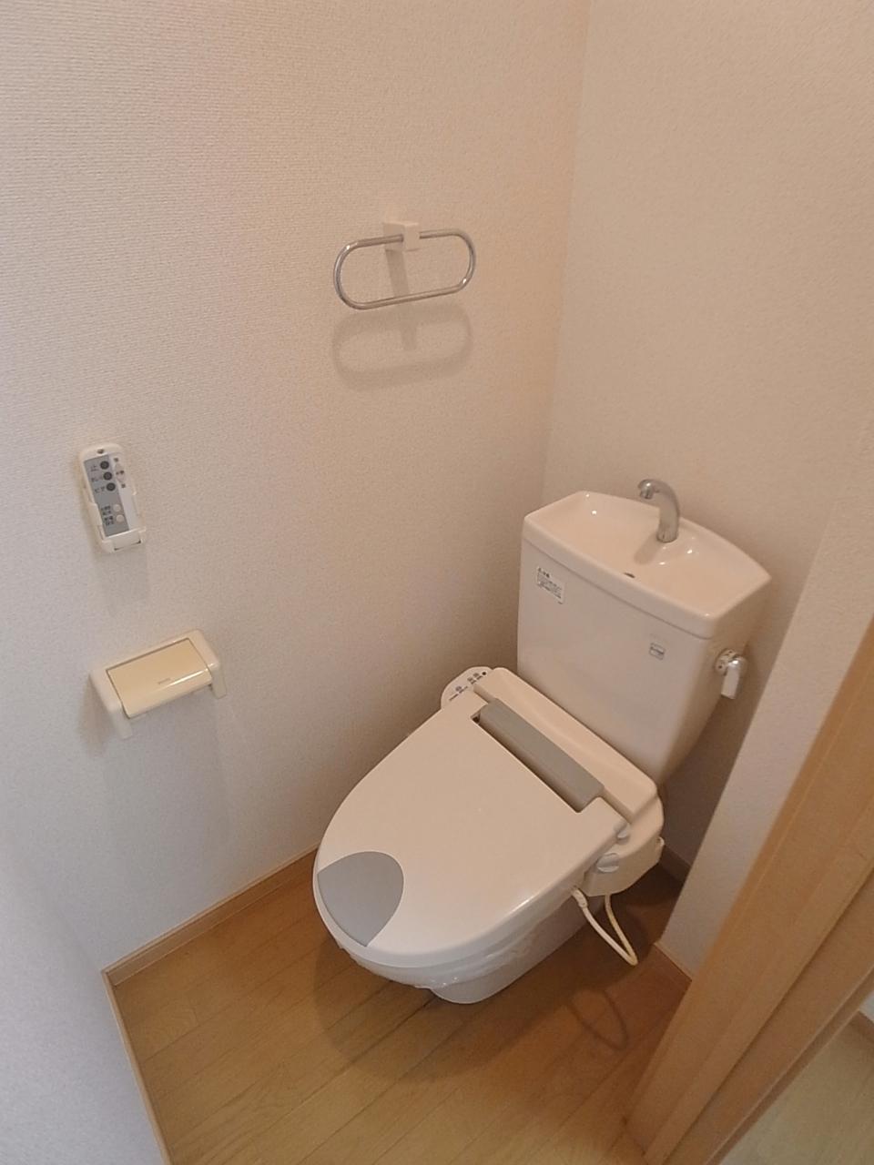 トイレ　温水洗浄便座付き