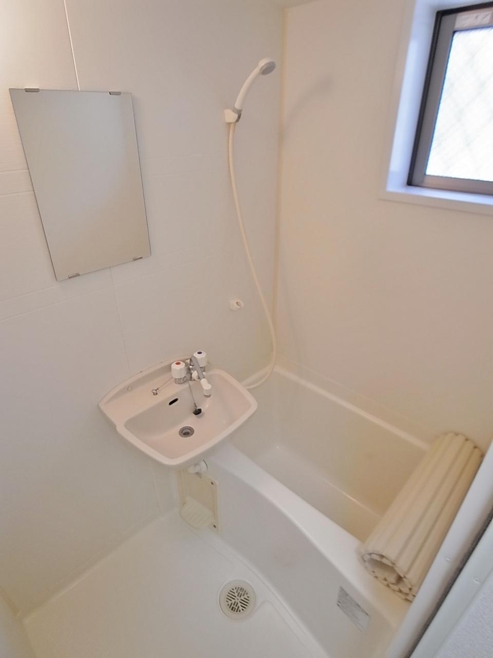 バス・シャワールーム　浴室内に洗面があります。