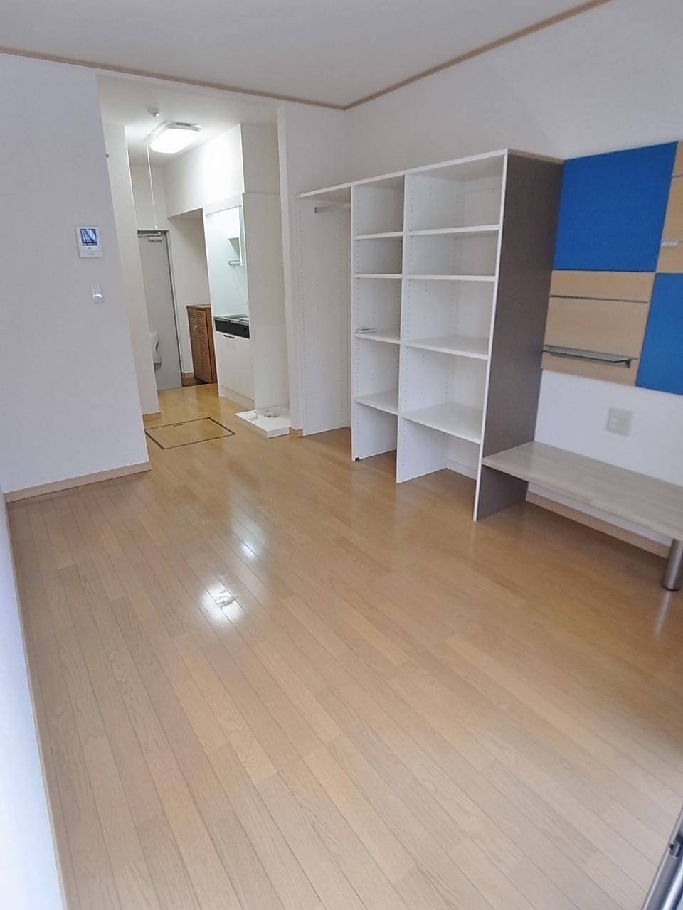 居室・リビング　備え付けのオープンタイプの収納があります。