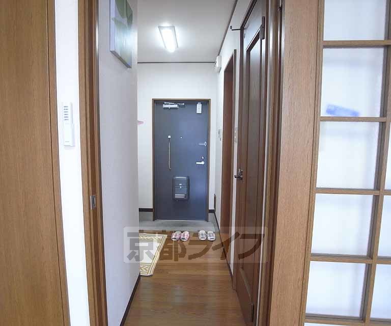 その他部屋・スペース　玄関から廊下でドアもあります。