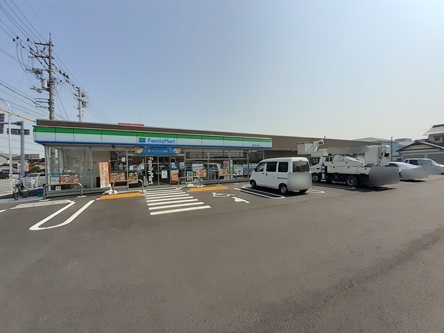 コンビニ　ファミリーマート（コンビニ）まで450m
