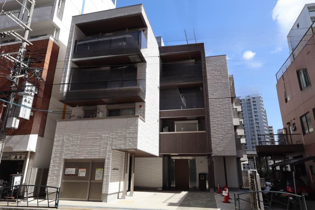 建物外観　積水ハウス施工・重量鉄骨造４階建て