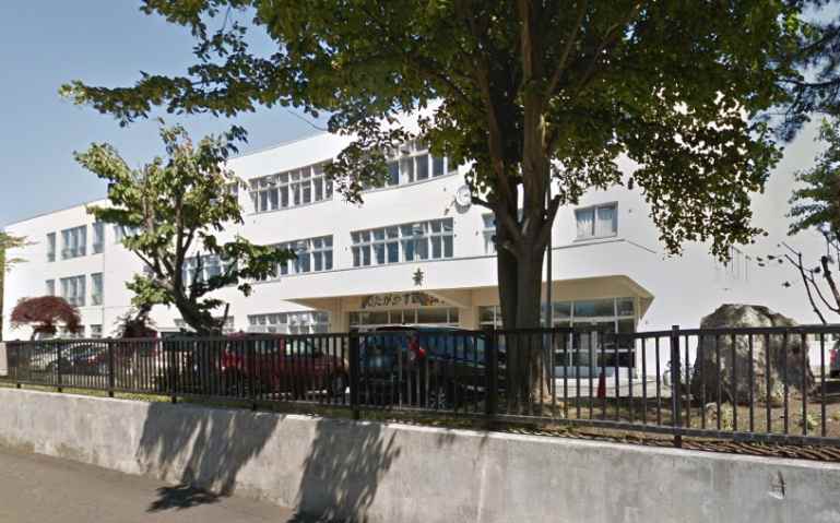 中学校　新琴似中学校（中学校）まで398m