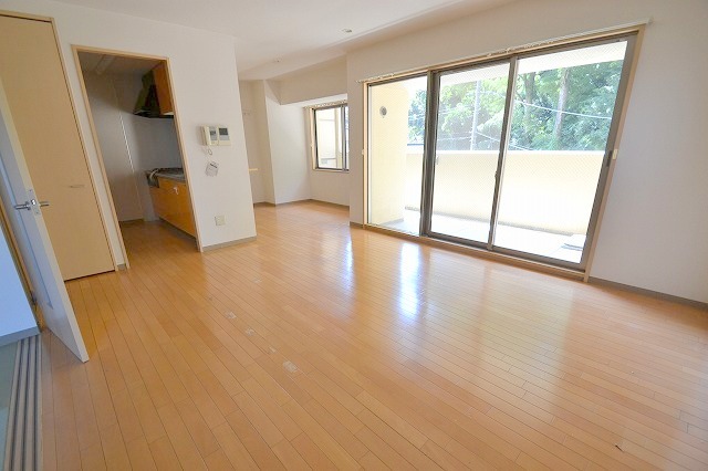 居室・リビング　広々リビング18帖・日当良好