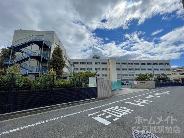 中学校　高槻市立冠中学校（中学校）まで728m