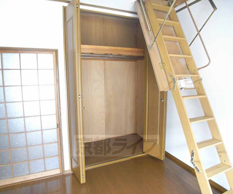 居室・リビング　屋根裏収納あり。