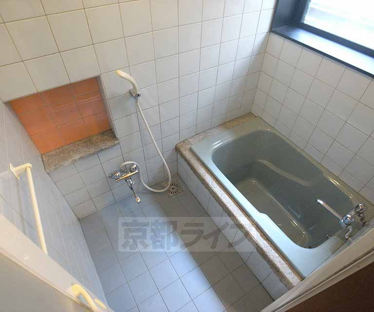 バス・シャワールーム　タイルのきれいなお風呂です。