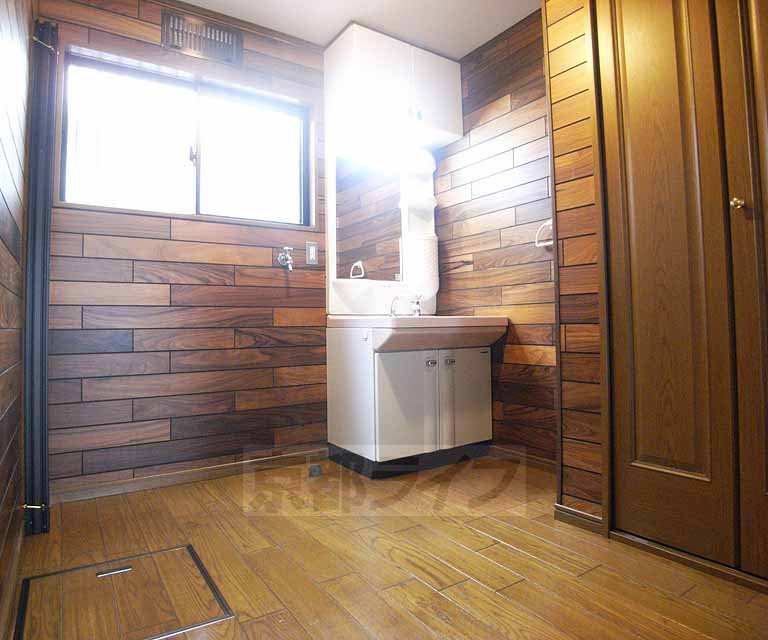 洗面設備　木の雰囲気が良いですね。