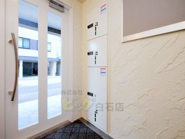 エントランス　留守中も荷物が受け取れて便利な宅配ＢＯＸ完備しています♪