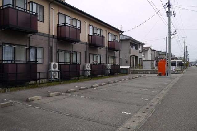 駐車場　停めやすい広い駐車場