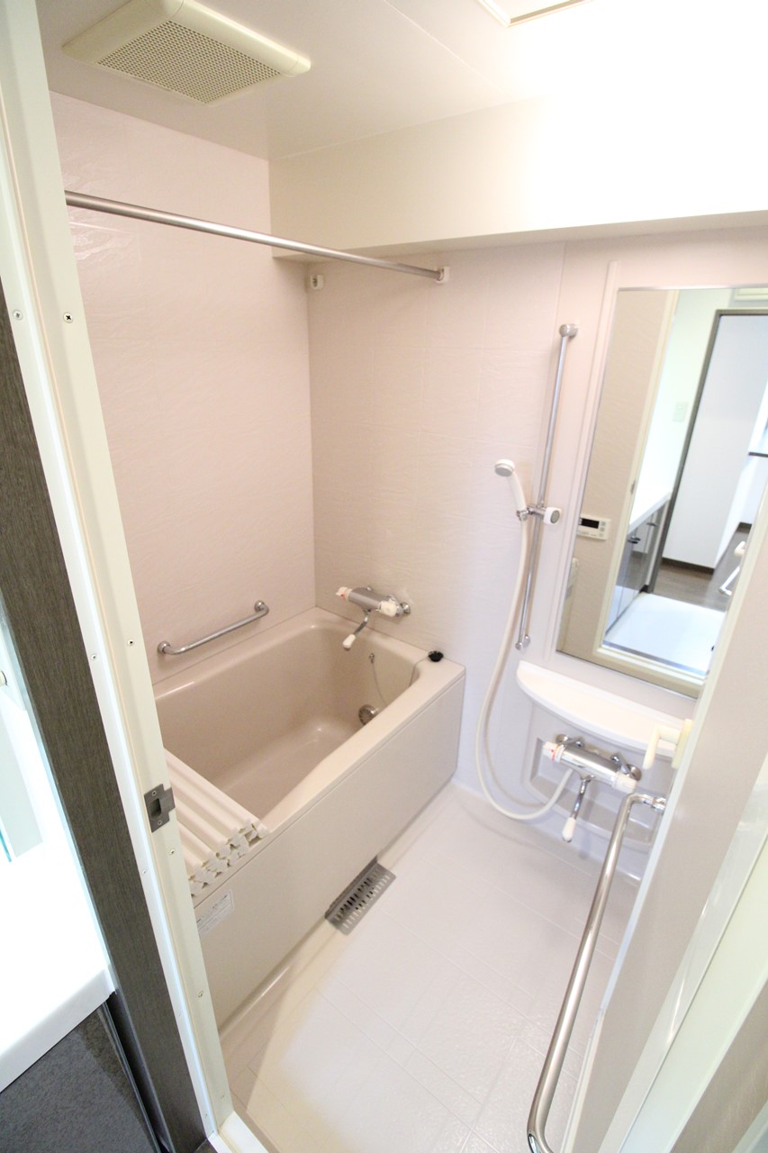 バス・シャワールーム　※同物件、別部屋の写真です。