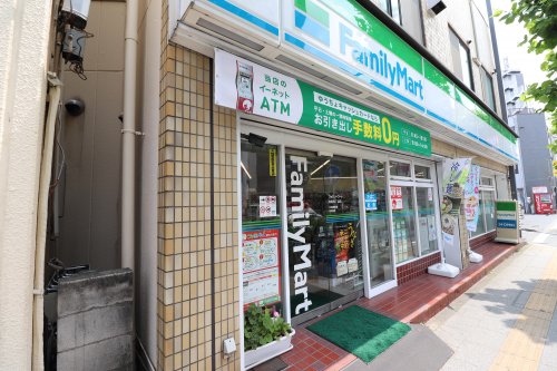 コンビニ　ファミリーマート 向島四丁目店（コンビニ）まで142m