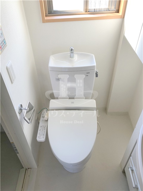 トイレ　落ち着いた色調のトイレです