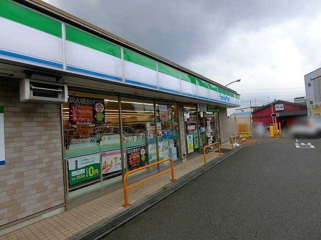 コンビニ　ファミリーマート（コンビニ）まで1830m
