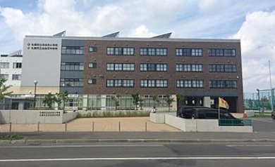 中学校　札幌市立北白石中学校（中学校）まで1706m