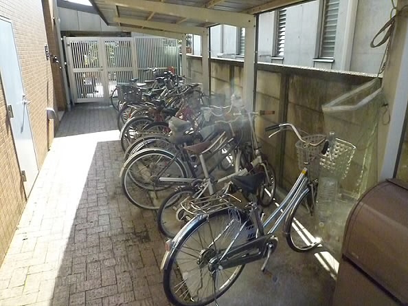 エントランス　屋根付き駐輪場