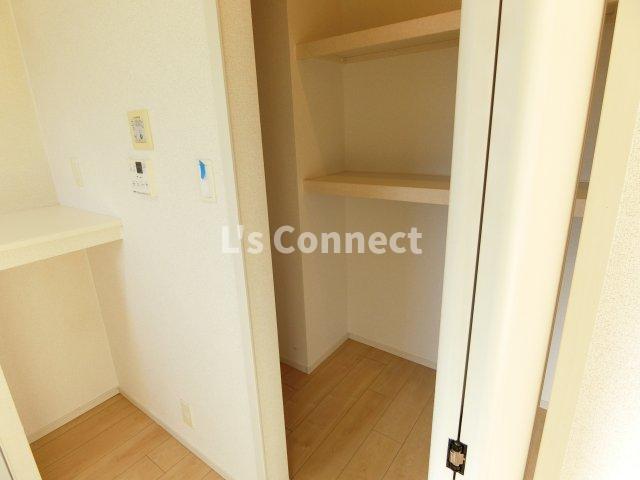 その他設備　ＬＤＫにも収納付き。
