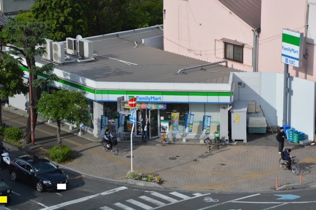 コンビニ　ファミリーマート　岡山中央町店（コンビニ）まで200m