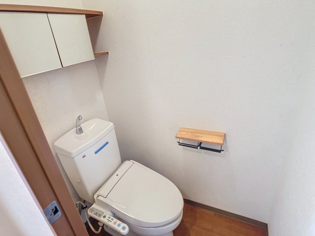 トイレ　掲載写真は同型モデルを掲載しており実際のお部屋と仕様等が異な