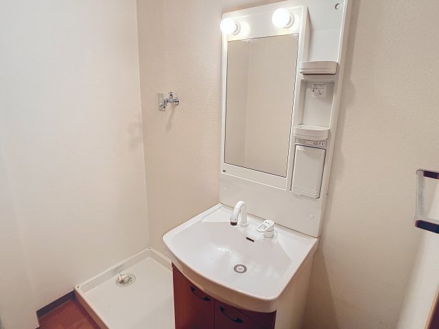 洗面設備　掲載写真は同型モデルを掲載しており実際のお部屋と仕様等が異な