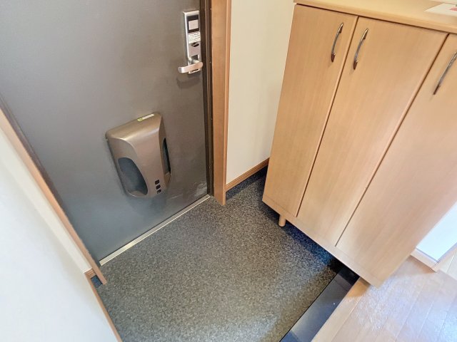 玄関　掲載写真は同型モデルを掲載しており実際のお部屋と仕様等が異な