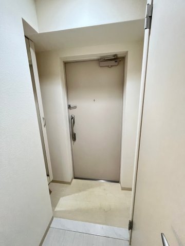 玄関　同物件、別号室の写真です。