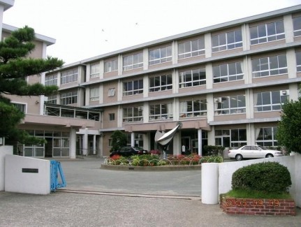 中学校　南陽中学校（中学校）まで834m