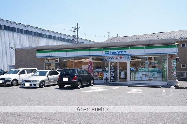 コンビニ　ファミリーマート（コンビニ）まで94m