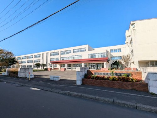 中学校　鳥取西中学校（中学校）まで588m