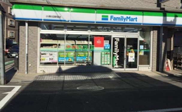 コンビニ　ファミリーマート 小浦杉田駅前店（コンビニ）まで707m