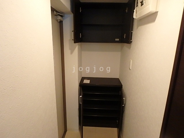 玄関　３０５号室の写真となります。