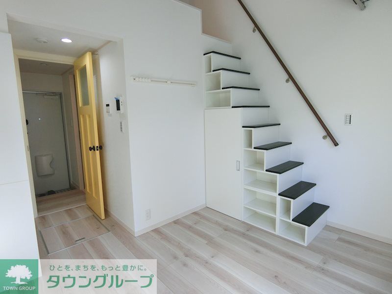 居室・リビング　白が基調の明るい室内に、梁（はり）やドアがアクセントでお洒…