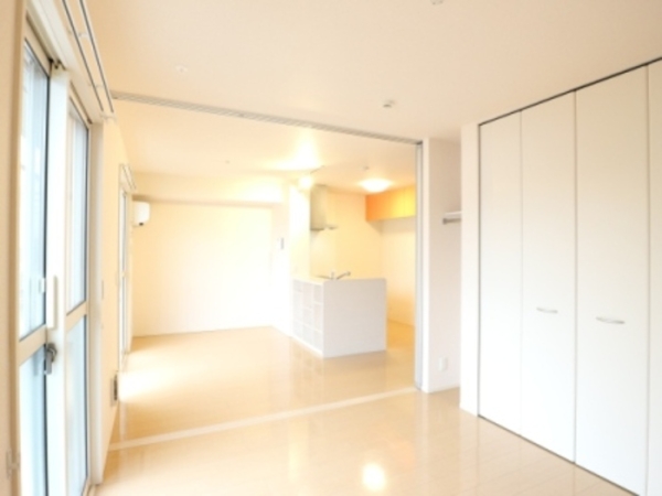居室・リビング　同建物別部屋写真