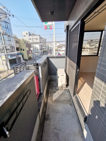 バルコニー　日当りの良い西向きバルコニー