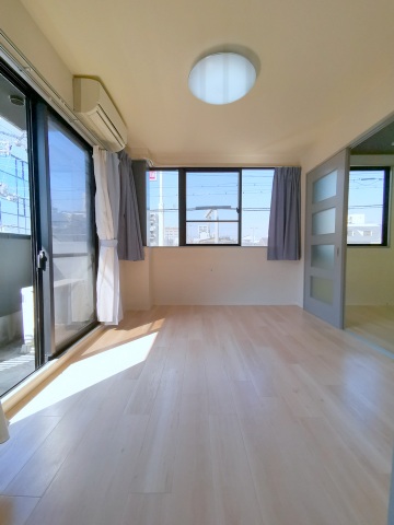 居室・リビング　角部屋で２面彩光の明るい洋室７帖