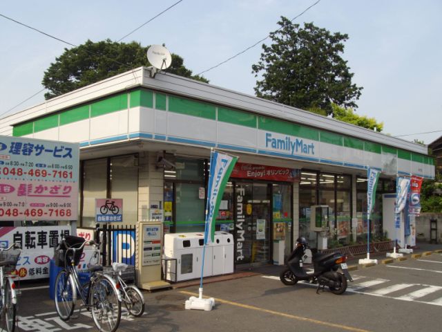 コンビニ　ファミリーマート（コンビニ）まで210m
