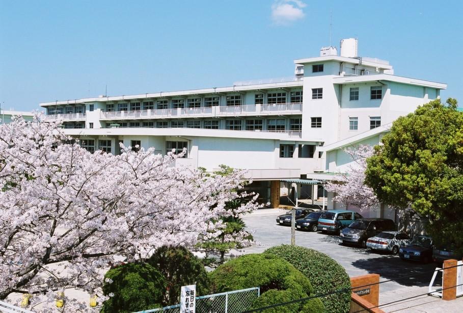 小学校　北九州市立穴生小学校（小学校）まで738m