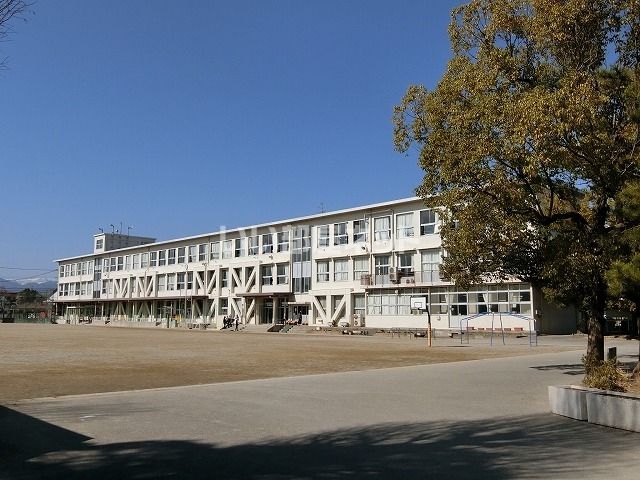 小学校　大垣市立西小学校（小学校）まで682m