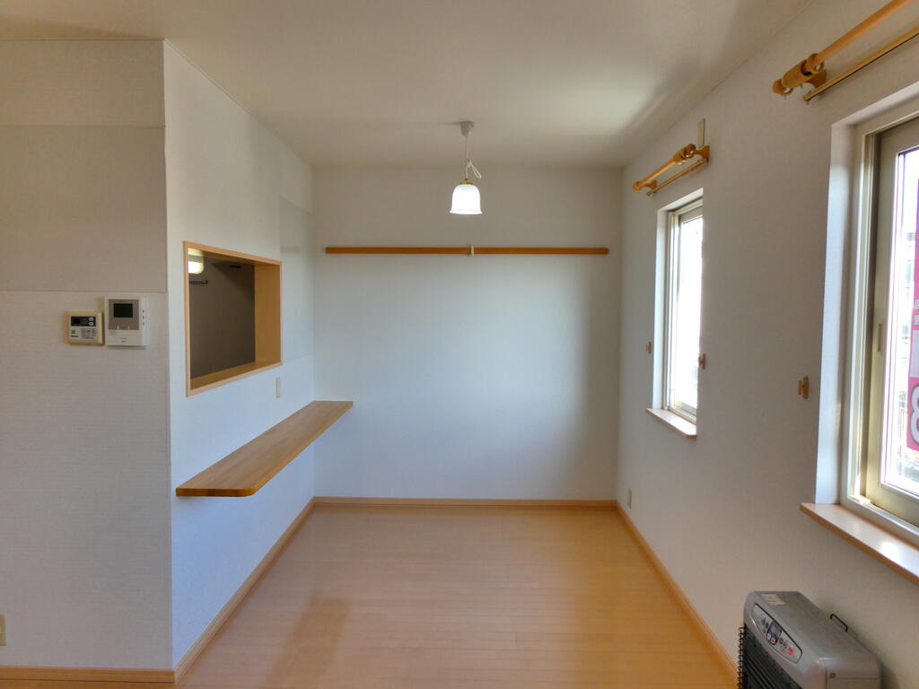 居室・リビング　窓が２箇所あり明るいリビング