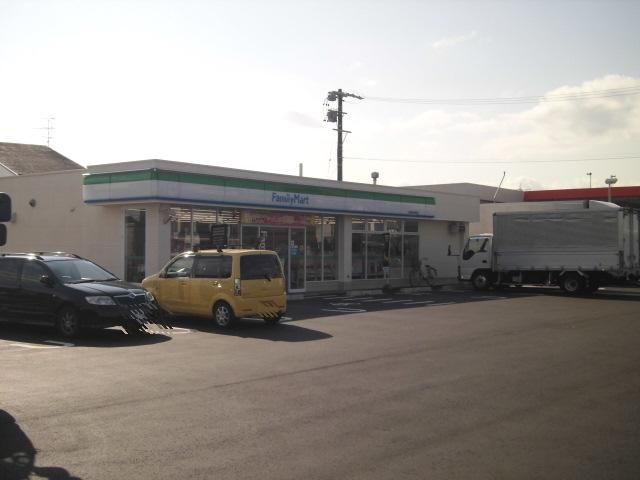 コンビニ　ファミリーマート（コンビニ）まで520m