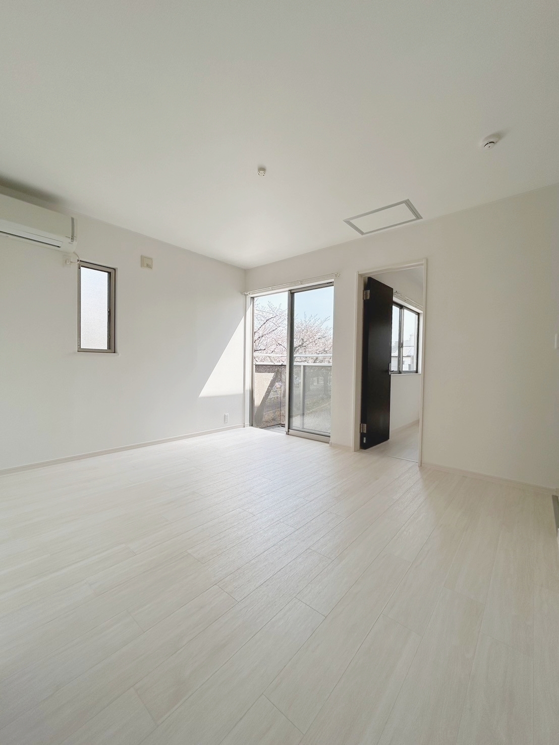 居室・リビング　リビングから桜が望めます。