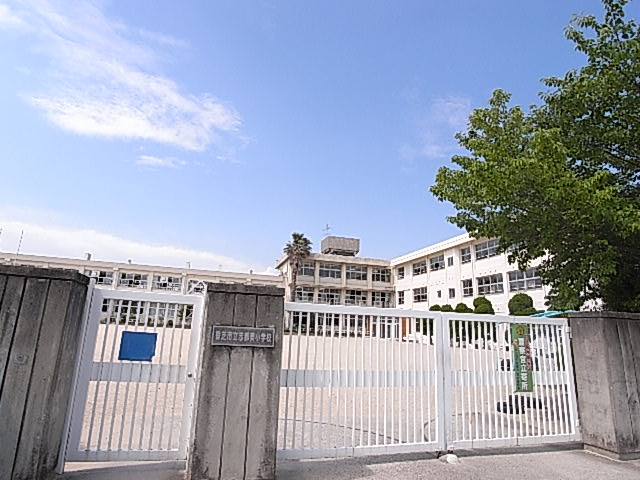 小学校　香芝市立志都美小学校（小学校）まで889m