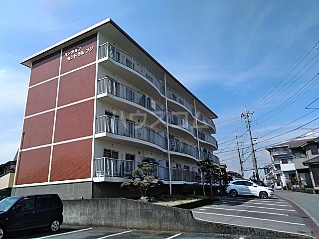 富士市厚原のマンションの建物外観