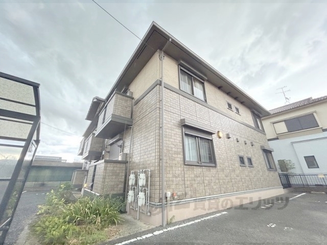 大和高田市大字築山のアパートの建物外観