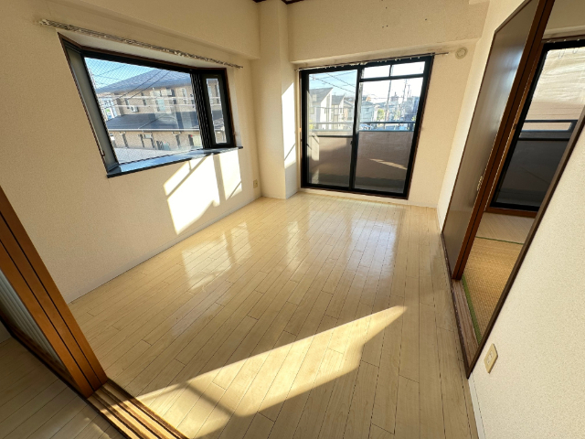 居室・リビング　２面の窓で風通りもいいですね