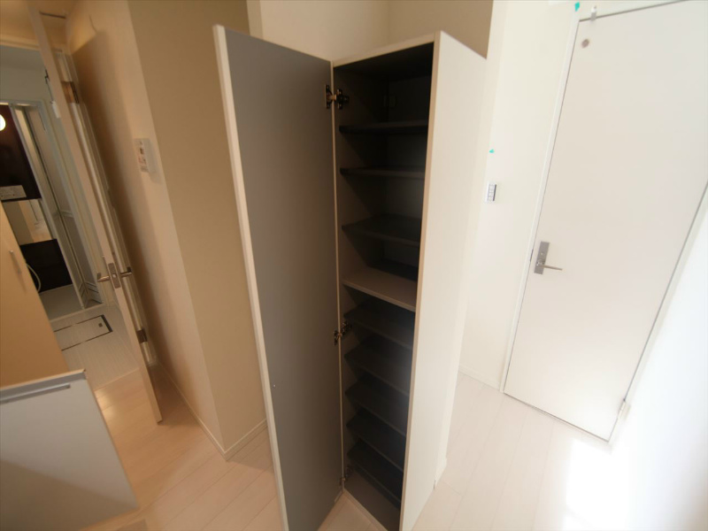 玄関　玄関　シューズボックス付（収納充実してます）