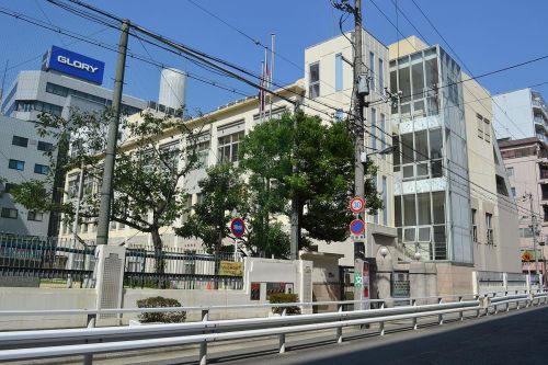 【大阪市中央区博労町のマンションの小学校】